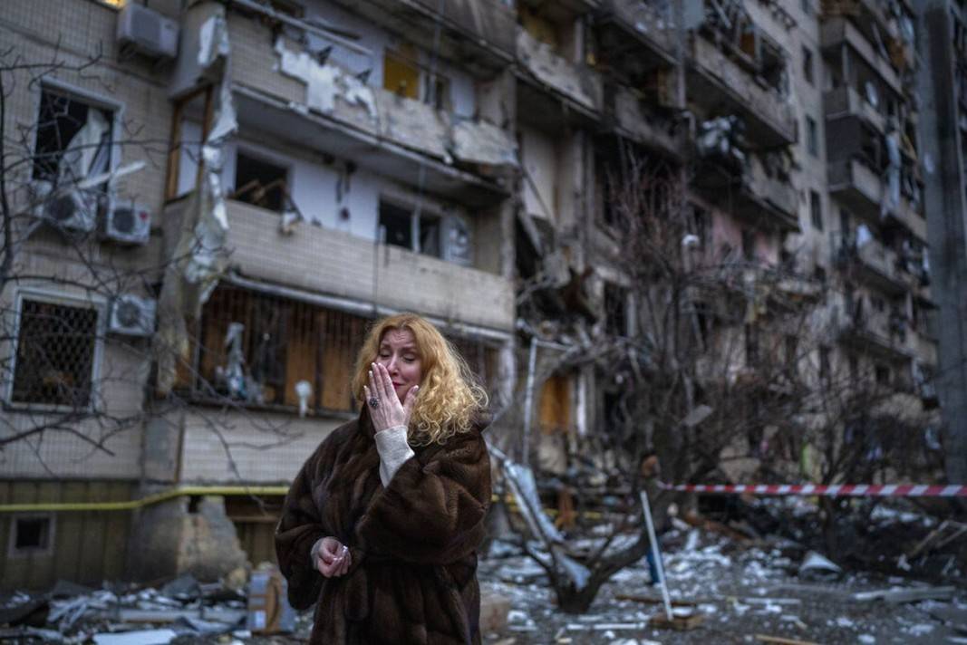 Натали Севрюкова пред дома си в Киев след руска ракетна атака